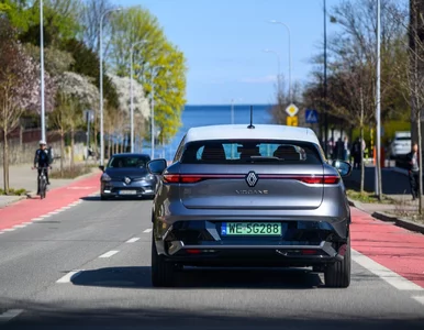 Miniatura: Obiekty latające... w samochodzie....