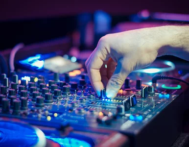 Miniatura: DJ wyrzucił ze sceny członków rządu....