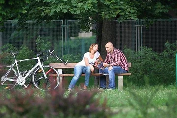 Przemysław Stoppa i Ilona Felicjańska podczas wspólnego przeglądania tabloidów. Fot. Research&Media