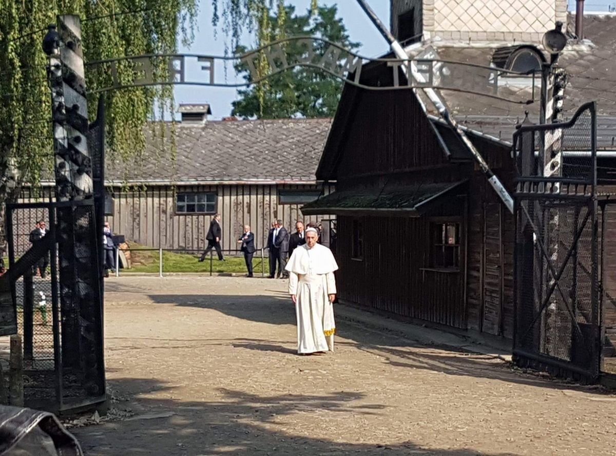 Papież Franciszek w byłym nazistowskim obozie koncentracyjnym Auschwitz-Birkenau Papież Franciszek w byłym nazistowskim obozie koncentracyjnym Auschwitz-Birkenau