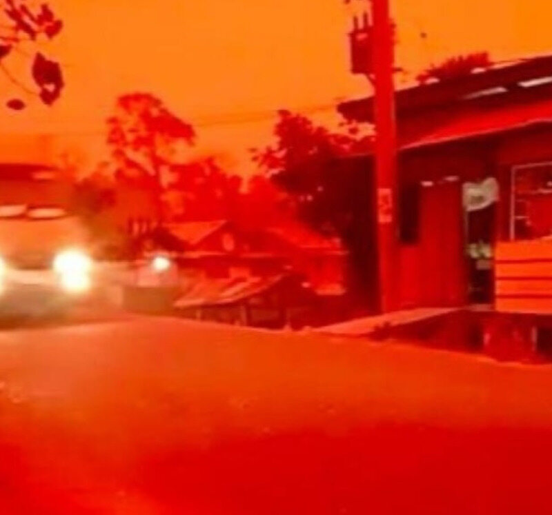 Czerwone niebo nad prowincją Jambi w Indonezji 