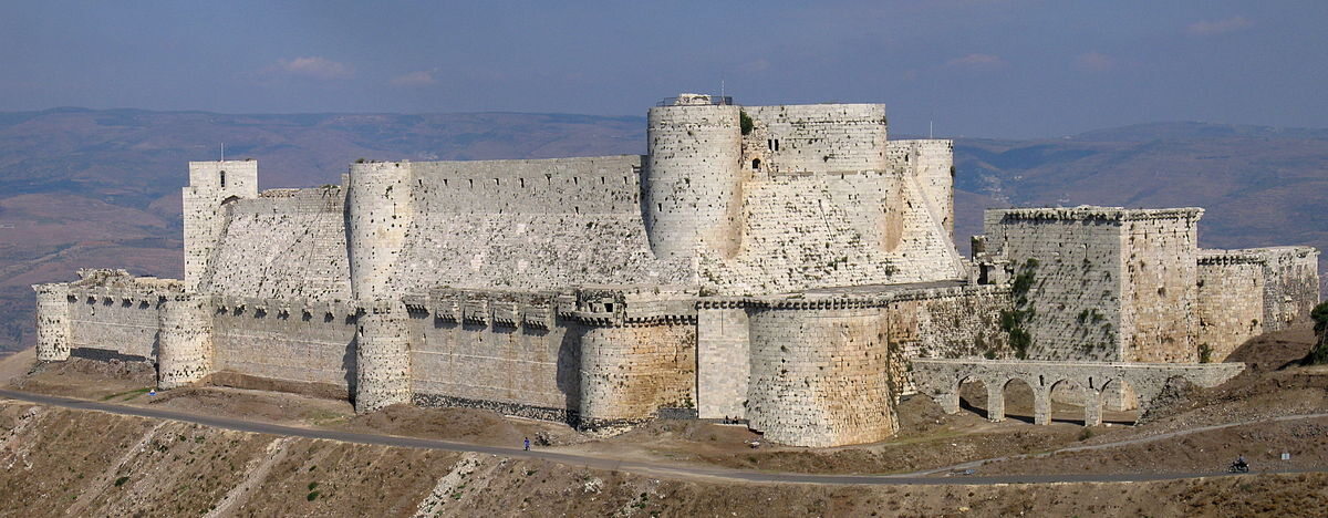 Crac des Chevaliers, Syria Crac des Chevaliers - "twierdza rycerzy". Jeden z najlepiej zachowanych zamków średniowiecznych na świecie. Dawna siedziba joannitów. Fortecę wzniesiono w 1031 dla emira Aleppo. Została zdobyta już podczas I wyprawy krzyżowej przez wojska Rajmunda z Tuluzy w 1099 roku.