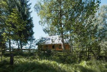 Drewniany dom w lesie, projekt Les Archinautes Linka, Les Archinautes