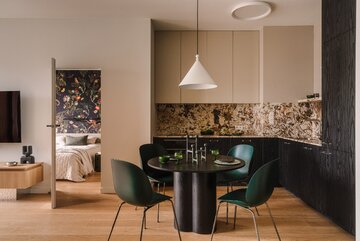 Ponad 80-metrowa przestrzeń, zaprojektowana przez zesp&oacute;ł architektek z&nbsp;pracowni FUGA Architektura Wnętrz to&nbsp;pełne doskonałego designu, miękkich tkanin i&nbsp;światła antidotum na&nbsp;zgiełk codzienności