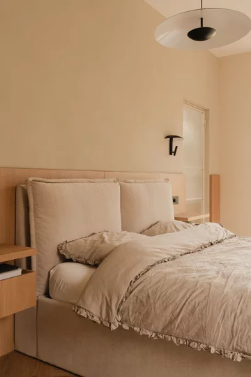 Dom na skraju lasu w Oławie zaprojektowany przez pracownię Habitat. Naturalne materiały, jasne drewno, mikrocement i światło dzienne tworzą spokojne, nowoczesne wnętrze będące przedłużeniem otaczającej przyrody 