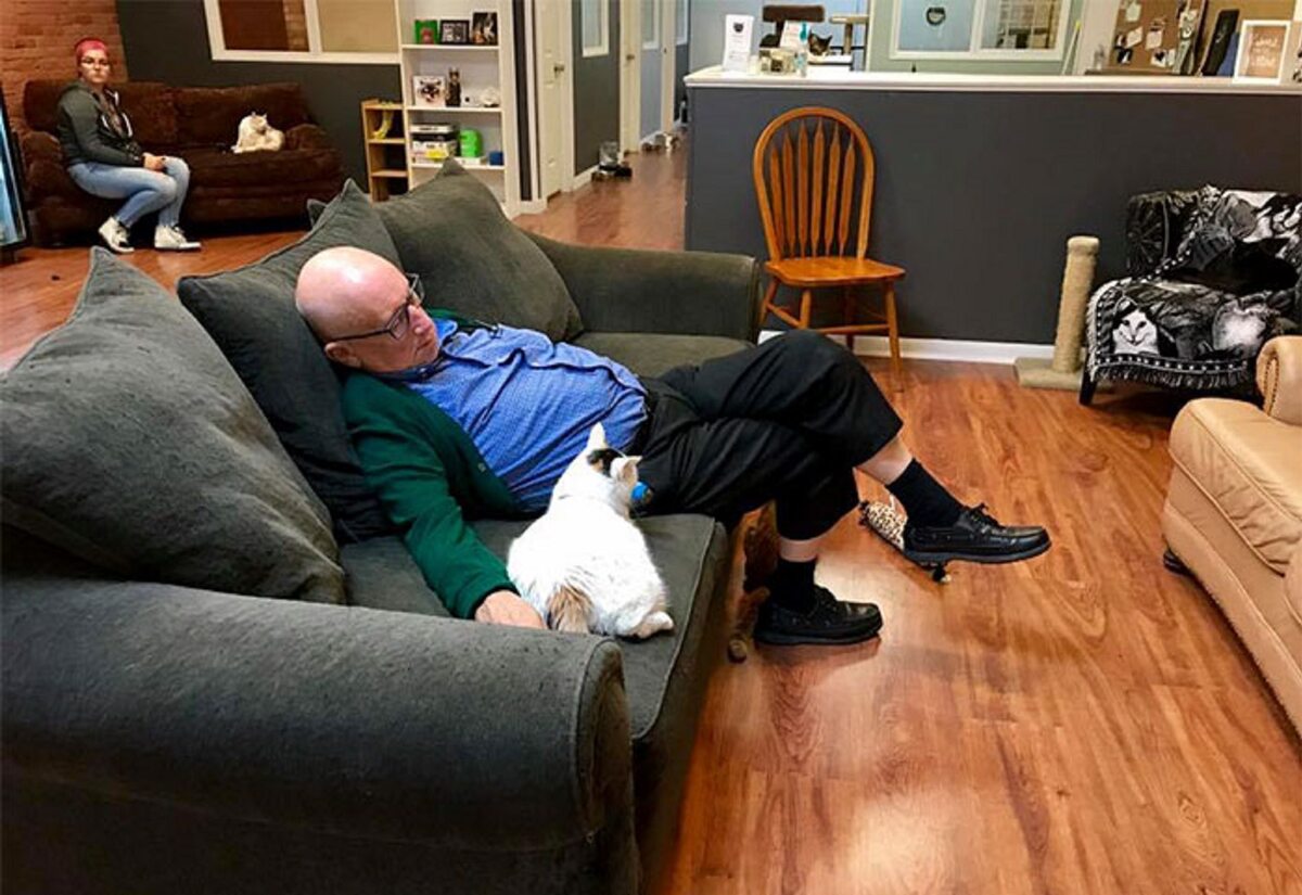 75-letni Terry Lauerman w Safe Haven Pet Sanctuary 