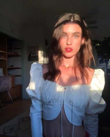 Rainey Qualley 