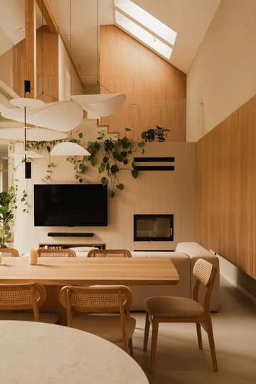 Dom na skraju lasu w Oławie zaprojektowany przez pracownię Habitat. Naturalne materiały, jasne drewno, mikrocement i światło dzienne tworzą spokojne, nowoczesne wnętrze będące przedłużeniem otaczającej przyrody 