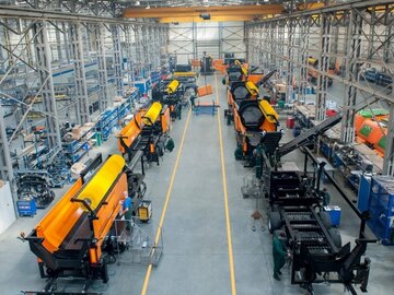 Licząca blisko 2300 os&oacute;b kadra Pronaru produkuje maszyny przeznaczone dla&nbsp;rolnictwa, recyklingu, usług komunalnych i&nbsp;leśnictwa. Na&nbsp;zdj. montaż maszyn recyklingowych
