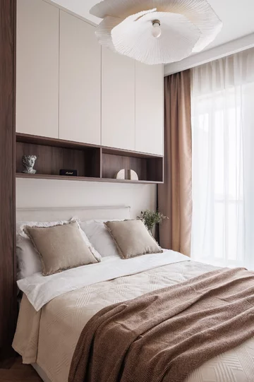 Ciepła kolorystyka, zabudowy na wymiar i inspiracje stylem mid-century modern tworzą wnętrze, które łączy ponadczasową estetykę z codzienną funkcjonalnością 