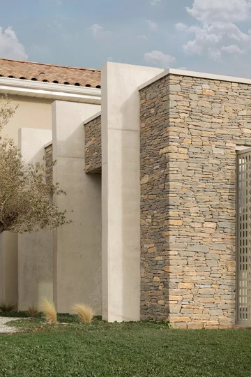 Waniliowy minimalizm w starym wiejskim domu, projekt (ma!ca) V2com, 2926-03, dom, minimalizm, beż