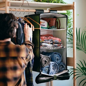 Nowa kolekcja IKEA KOMPISHÄNG powstała z myślą o niewielkich i wynajmowanych mieszkaniach. Meble mają być łatwe do przenoszenia i zmieniać funkcję wraz z potrzebami użytkownika 
