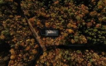 Dom zawieszony nad zboczem, gdzie konstrukcja, światło i&nbsp;materia tworzą sp&oacute;jną relację z&nbsp;krajobrazem, projekt Mati&egrave;re Premi&egrave;re Architecture