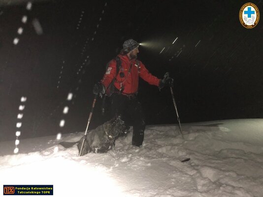 Miniatura: Ratownicy TOPR ruszyli na ratunek turystom