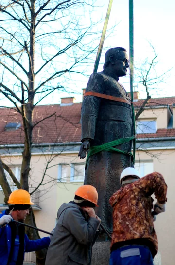 Demontaż pomnika ks. Henryka Jankowskiego 