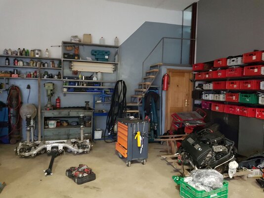 Miniatura: Wnętrze „dziupli” samochodowej