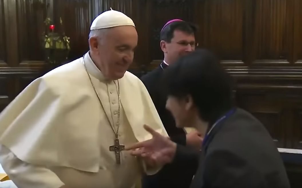Rzecznik prasowy Watykanu Alessandro Gisotti wyjaśnił, dlaczego papież Franciszek podczas spotkania z wiernymi wielokrotnie unikał pocałunków w dłoń i pierścień. Robił to, ponieważ chciał zagrać "w łapki".