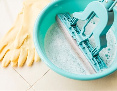 Miniatura: Myję podłogę tanim domowym sposobem....