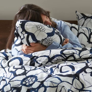 Nowa kolekcja IKEA łączy intensywne kolory, organiczne formy i funkcjonalne rozwiązania, tworząc wnętrza sprzyjające codziennemu dobrostanowi 