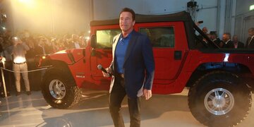 Arnold Schwarzenegger i&nbsp;Hummer Kreisel Electric
