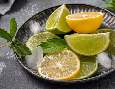 Miniatura: Łyżka białego proszku plus limonka i...