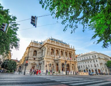 Miniatura: Duża zmiana w europejskim mieście. Turyści...