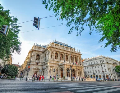 Miniatura: Duża zmiana w europejskim mieście. Turyści...