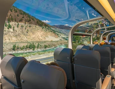 Miniatura: Szklany dach, jeziora, kultowe miasteczka....