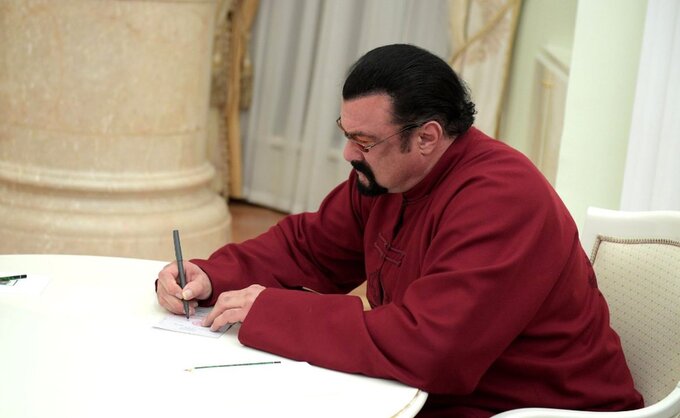 Steven Seagal podpisuje rosyjski paszport