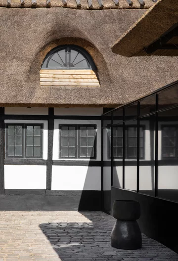 Dom w starej wiejskiej szkole, projekt Norm Architects Norm Architects