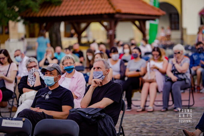 Publiczność podczas koncertu Marka Napiórkowskiego i Artura Lesickiego na krośnieńskim rynku, YAF 2020