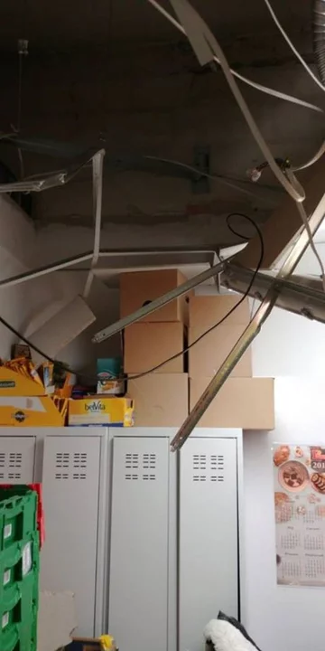 Łódź. Mężczyzna ukrył się w suficie 