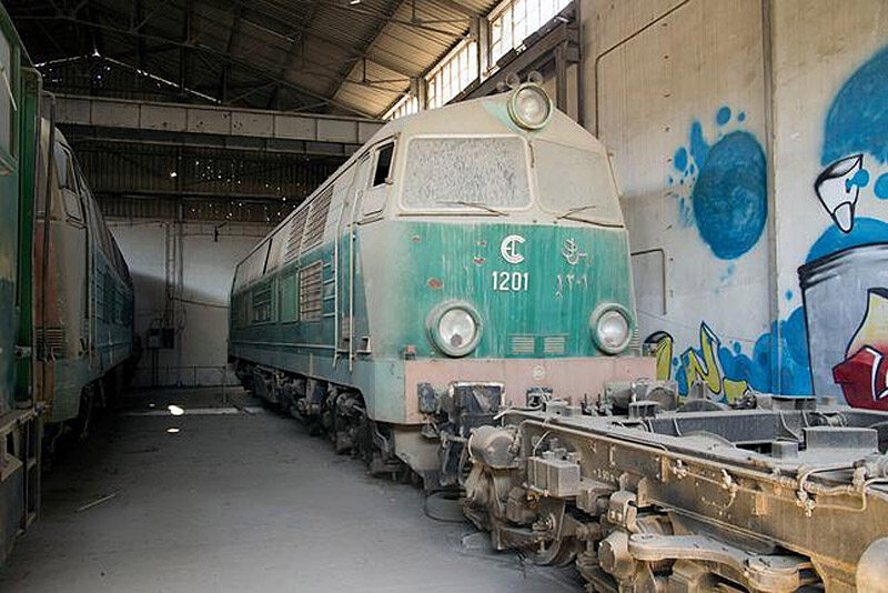 SU45 – polska lokomotywa spalinowa w Libanie CEL 1201 oczekują na lepsze czasy na terenie hali na przedmieściach Bejrutu.