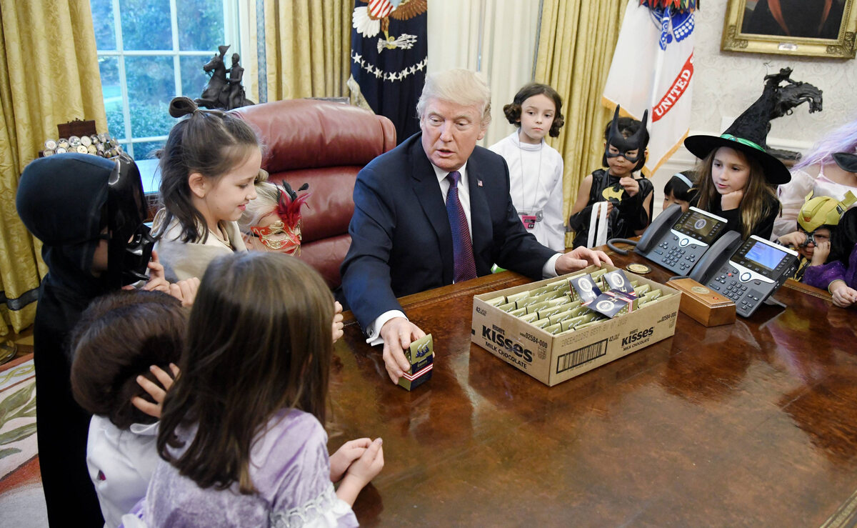 Donald Trump częstuje słodyczami dzieci dziennikarzy akredytowanych przy Białym Domu 
