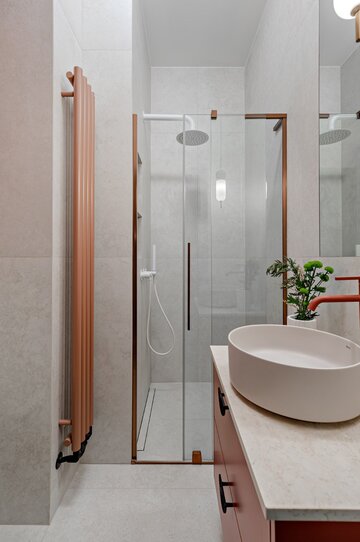 Projekt mieszkania na warszawskim Mokotowie autorstwa Deer Design to przykład spójnej aranżacji, w której funkcjonalność, kolor i jakość wykonania tworzą harmonijną, dopracowaną w każdym detalu przestrzeń do życia 