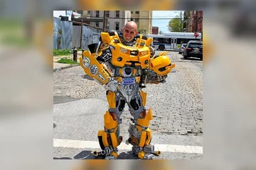 Peter Kokis w stroju robota 