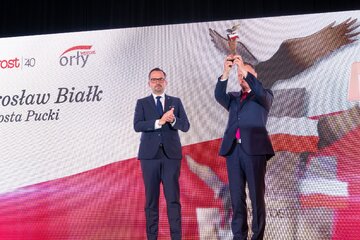 Jarosław Białk (z prawej) oraz&nbsp;wręczający nagrodę Marcin Horała