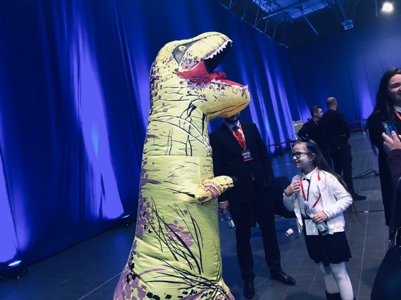 Dinozaur na konwencji PiS 