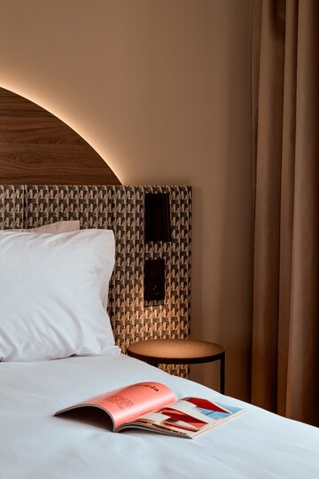 Projekt wnętrz B&B HOTEL Wrocław Old Town autorstwa AKA Studio nawiązuje do modernistycznej architektury budynku i estetyki Art Déco, reinterpretując historyczne detale we współczesny sposób 