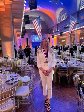 Anna Kobylarz z&nbsp;medalem za&nbsp;osobisty wkład w&nbsp;rozw&oacute;j kraju i&nbsp;wspieranie r&oacute;żnorodności i&nbsp;integracji we&nbsp;wszystkich aspektach amerykańskiego życia, otrzymany podczas Ellis Island Medal of&nbsp;Honor Gala  2023