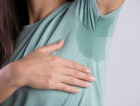 Nadmiernie się pocisz i ciągle jest ci gorąco? To może być sygnał...