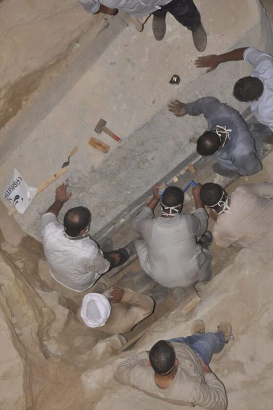 Archeolodzy pracujący nad otwarciem sarkofagu 