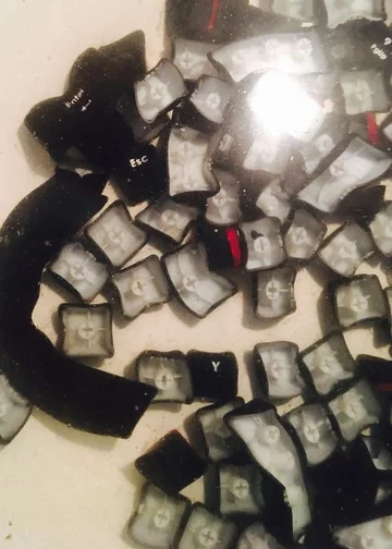 Czyścił klawiaturę w gorącej wodzie 