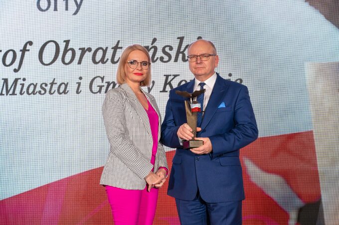 Krzysztof Obratański, burmistrz Miasta i Gminy Końskie odbiera nagrodę Orły „Wprost”. Nagrodę wręczyła Marzena Zielińska, Prezes Zarządu Capital Point i Przewodnicząca Kapituły