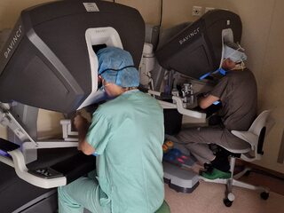 Kardiochirurdzy wykonujący operację serca za pomocą robota da Vinci w PIM MSWiA. Prof. Piotr Suwalski: Z dr Smoczyńskim, z którym najczęściej operuję, rozumiemy się bez słów