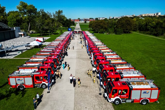 Marszałek województwa małopolskiego Łukasz Smółka podczas uroczystości przekazania wozów strażackich