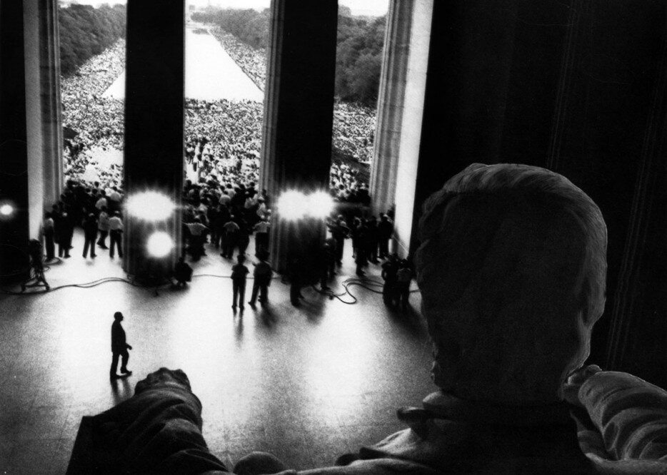 Widok zza statuy Lincolna w czasie słynnego przemówienia Martina Luther Kinga, rozpoczynającego się od słów "I have a dream", 1963 r.