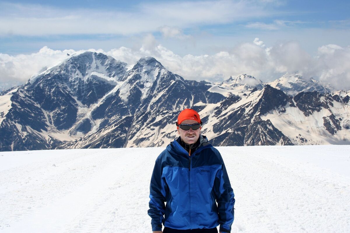 Na tle góry Elbrus (fot.Z.Berdychowski)