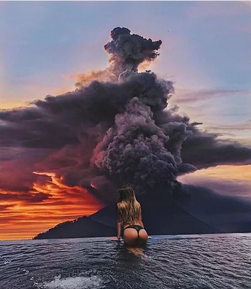 Dymiący wulkan Agung 