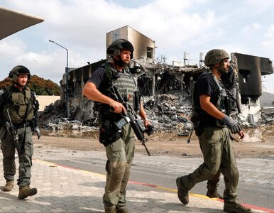 Miniatura: Bojownicy Hamasu paradowali z nagim...